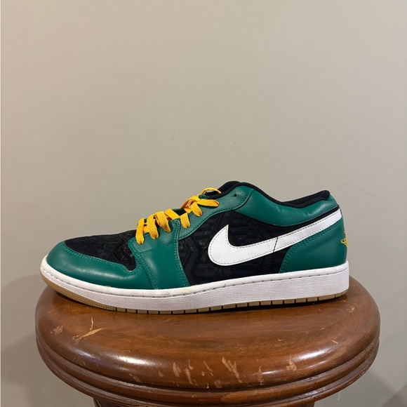 AIR JORDAN 1 LOW SE
"HOLIDAY SPECIAL - MALACHITE GREEN" - Picture 12 of 14